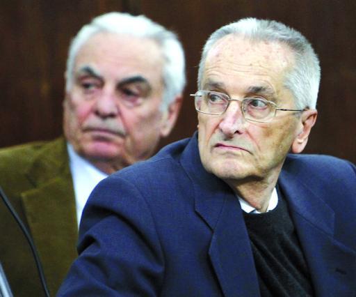 
 Lex sindaco Cesare Trebeschi. Alle sue spalle il cugino Arnaldo|
 Il punto di piazza Loggia in cui il 28 maggio 1974 scoppiò la bomba