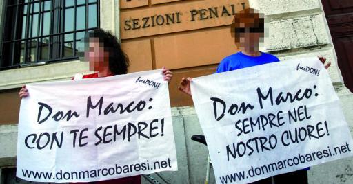 
 Gli amici di don Marco Baresi testimoniano la loro solidarietà all'esterno del tribunale FOTOLIVE