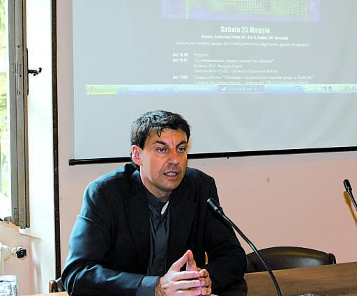 
 Don Adriano Bianchi presenta il progetto «Facebook in oratorio»