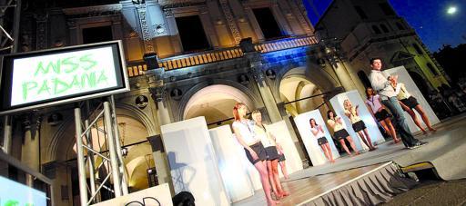 
 La selezione di Miss Padania patrocinata dalla Loggia e ospitata nella più bella piazza della cittàFOTOLIVE 