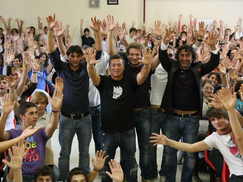  I quattro «vip»  insieme alla platea degli studenti del liceo scientifico
