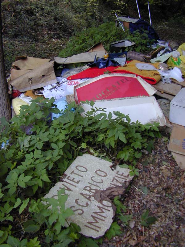 Una discarica abusiva, uno scempio urbanistico, una roggia inquinata, ordinari scorci di degrado. Mandaci le tue segnalazioni: invia una foto, completa delle indicazioni sulla localit&agrave; in cui &egrave; stata scattata agli indirizzi di posta elettronica: provinciaweb@bresciaoggi.it&nbsp; provincia@bresciaoggi.it. Aspettiamo il tuo contributo.