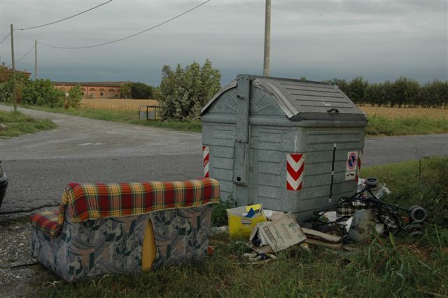 Un divano abbandonato vicino ad un cassonetto a Manerbio