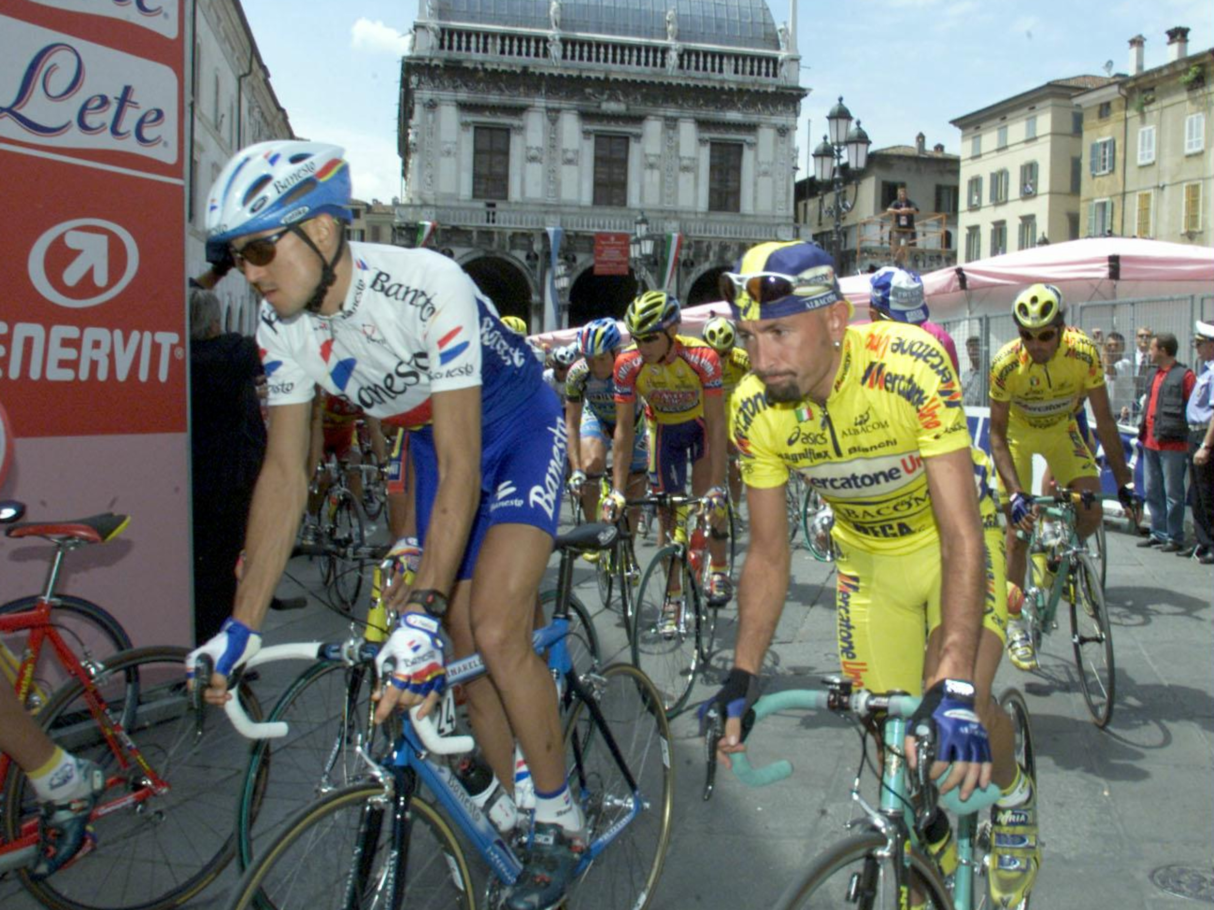 Il compianto Marco Pantani mentre percorre piazza della Loggia nel corso del  Giro d’Italia del 2000 