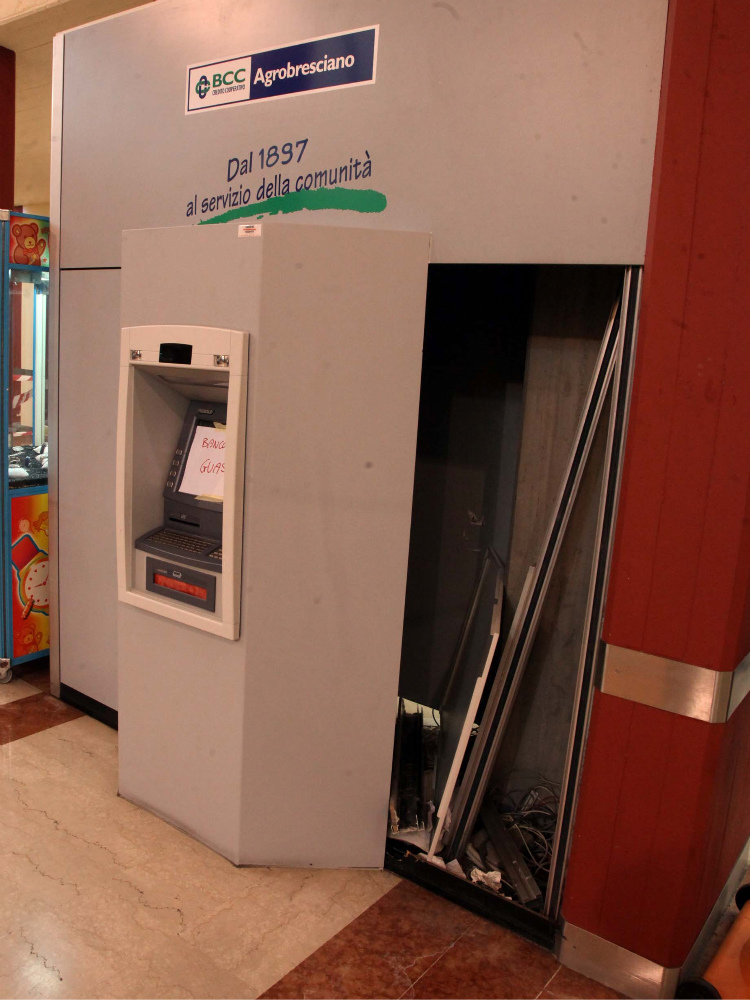 Quel che resta del bancomat al centro Flaminia di via Salgari