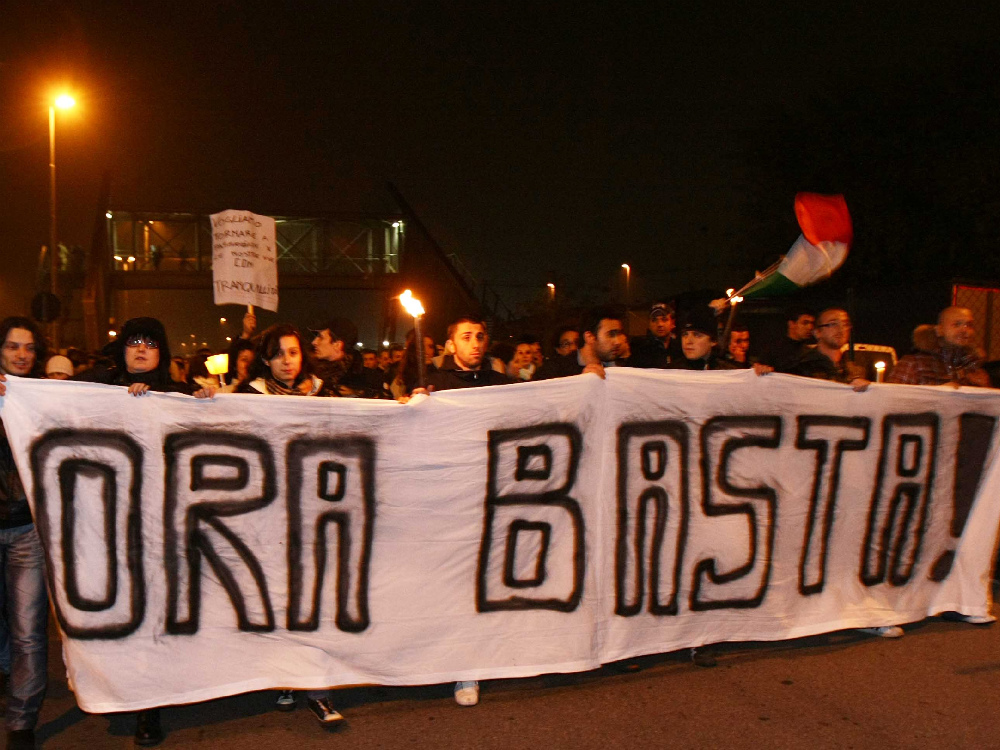 Uno degli striscioni esposti dai manifestanti di Rovato FOTOLIVE 