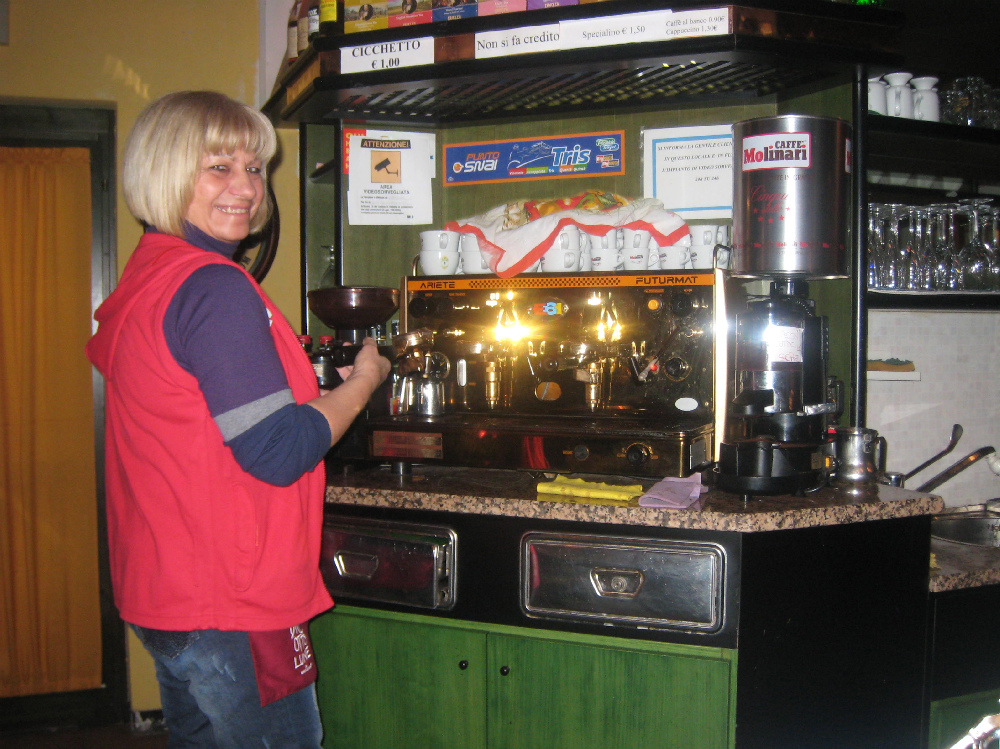 La signora Ermene al lavoro nel bar gelateria «Bounty» di Idro 