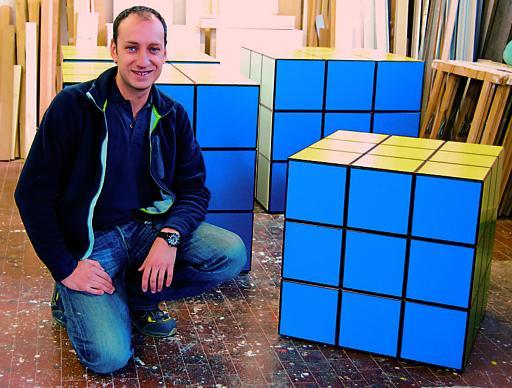 
 Umberto Dattola con i modelli dei «Rubik cube» d'arredamento