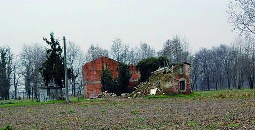 
 La cascina ridotta  a un rudere al confine fra Breda Libera e Manerbio
