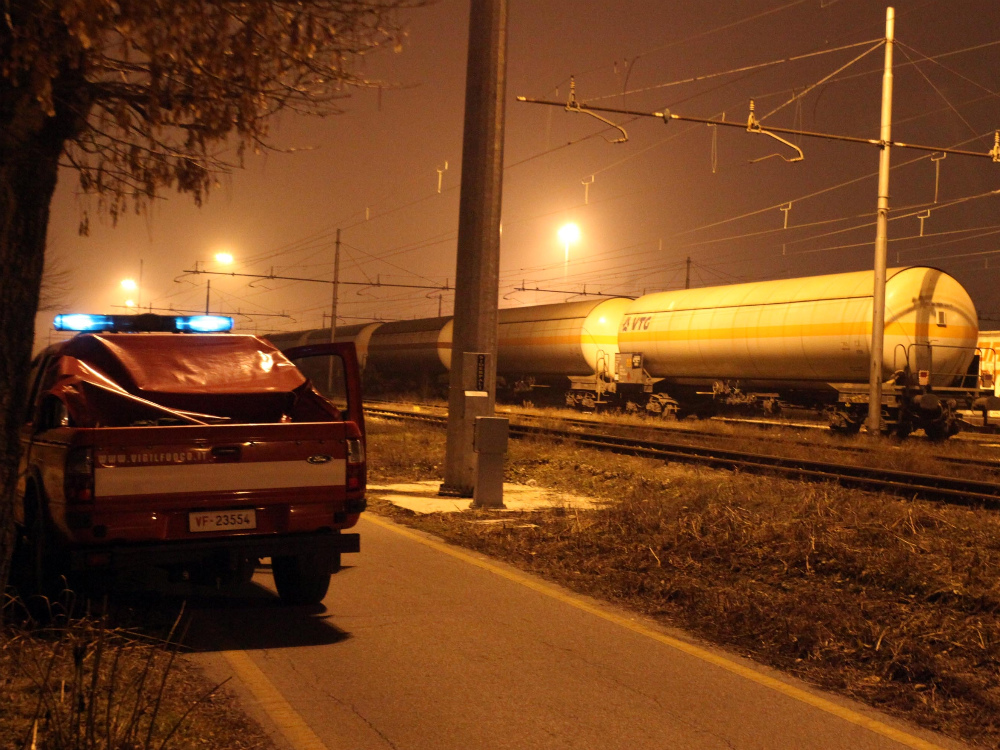 Un pick-up dei Vigili del fuoco a presidio dell’area e sullo sfondo la lunga sagoma del treno merci in sosta da lunedì seraFOTOLIV