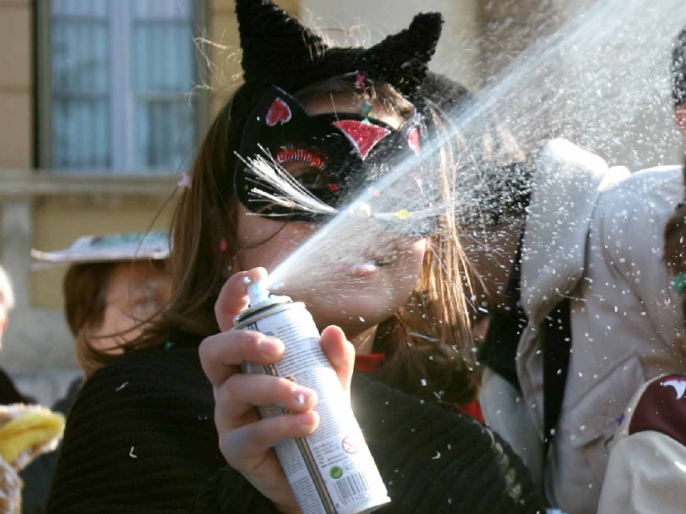 Vietato l'uso delle bombolette spray