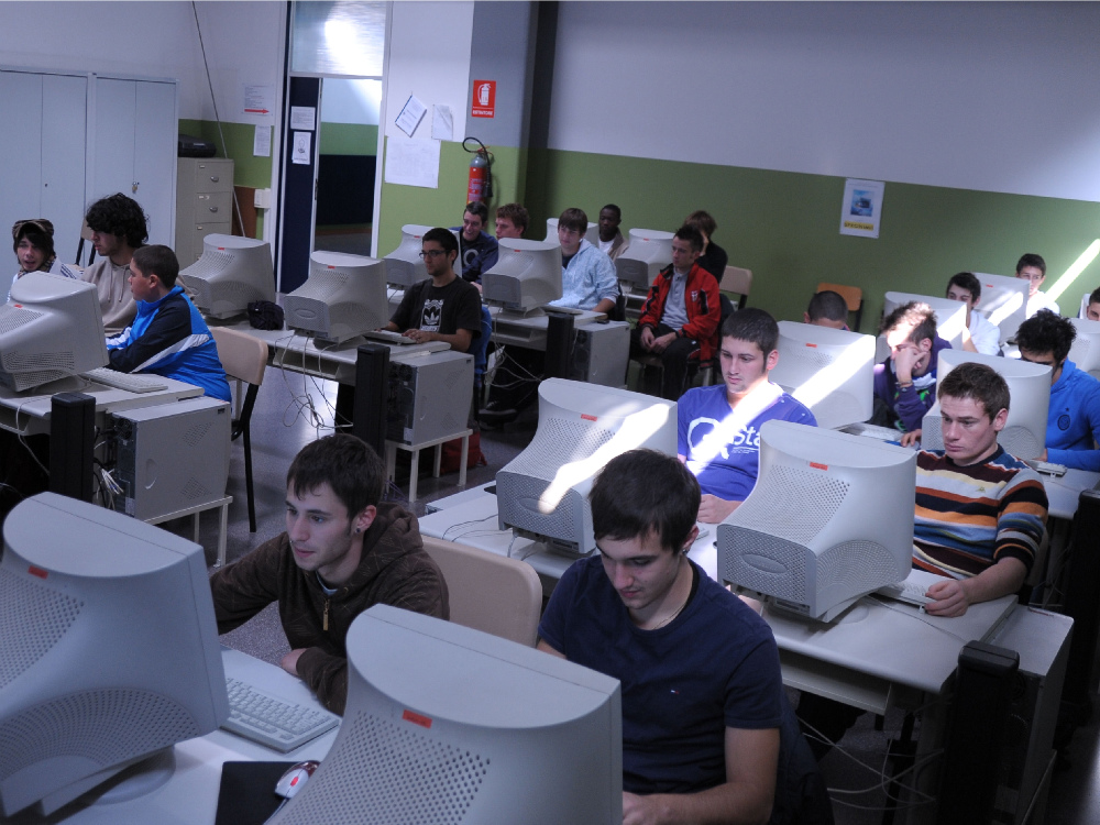 L’aula di informatica dell’Istituto d’istruzione superiore Marzoli di Palazzolo, dove hanno sede l’Iti, lo scientifico e il liceo delle scienze sociali 