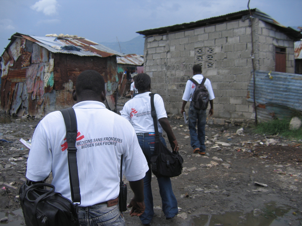 I volontari di Medici senza frontiere tra le macerie di Haiti 