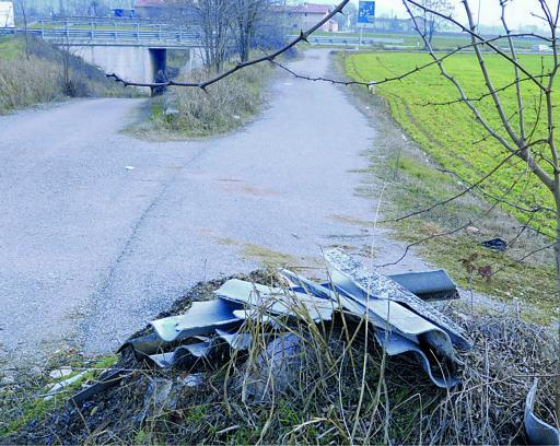 
 Un mucchio di lastre di amianto abbandonate per strada|
 Anche il muro di un cavalcavia serve per abbandonare detriti|
 Alcune macerie abbandonate vicino ad una strada a Palazzolo