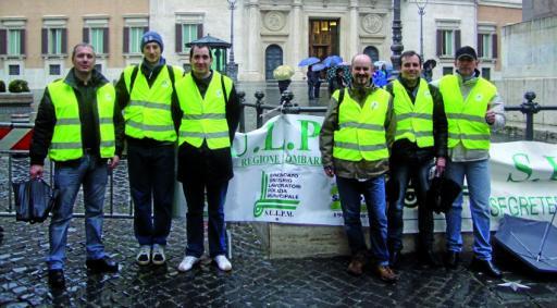 
 Gli agenti davanti alla Camera dei deputati a Roma