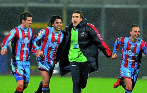 
 I giocatori del Catania di Mihajlovic festeggiano la vittoria sull'Inter 