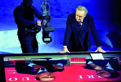 
 Michele Santoro durante una puntata  di «Annozero»