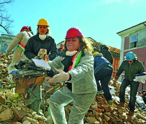 
 Il «popolo delle carriole» ieri è tornato a rimuovere macerie a l'Aquila