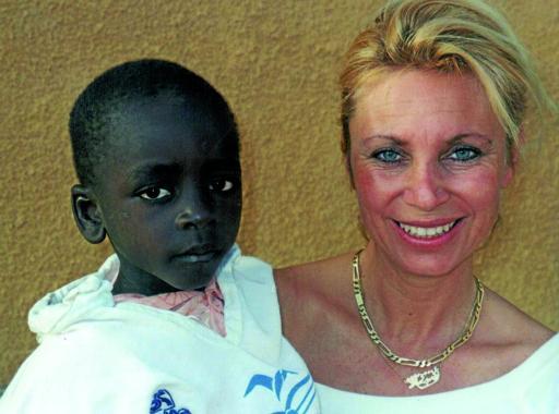 
 La dottoressa Antonella Bertolotti con un piccolo paziente nel corso di una delle sue numerose missioni