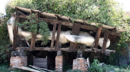 
 Il «Bigio», coricato e protetto da una gabbia in legno, nei magazzini comunali di via Rose, dove si trova ormai da molti anni FOTOLIVE