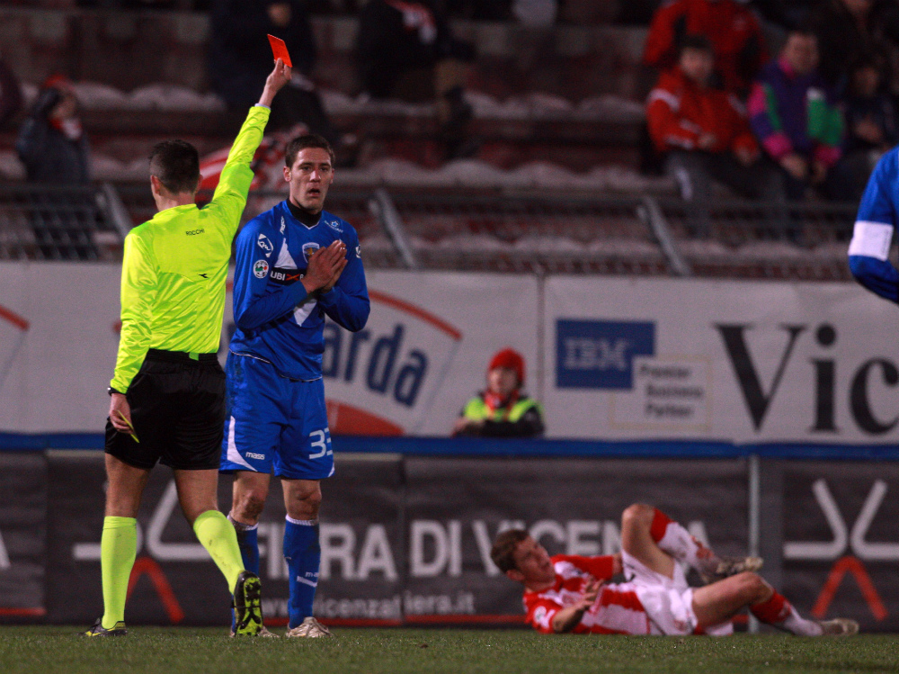 Uno dei momenti decisivi del match, l’espulsione di Rispoli al 21’ del primo tempo per doppia ammonizione 
