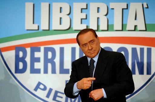 Scontro Berlusconi-La Russa con un 'giornalista contestatore'
Il ministro gli si siede accanto e si arriva al contatto fisico