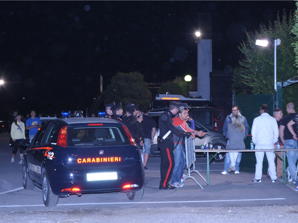 I carabinieri all’ingresso del Dylan: sono intervenuti insieme ai Nas e all’Ispettorato del lavoro di Brescia 