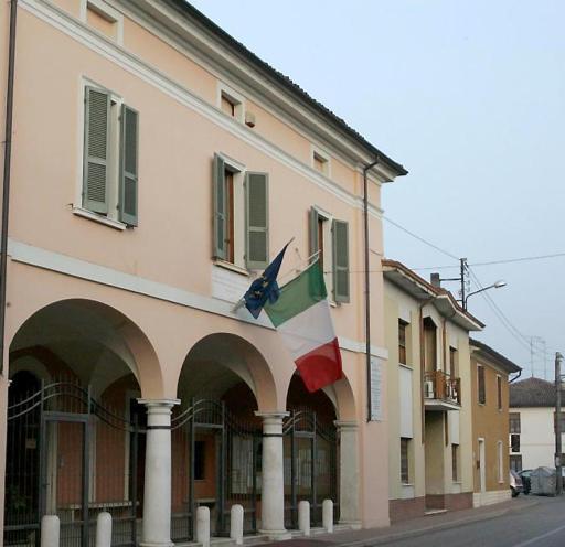 
 Il Palazzo municipale di Fiesse, paese di circa 2200 abitanti
