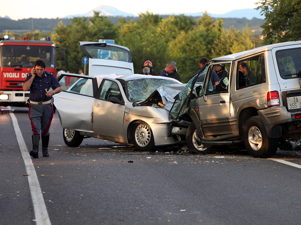 Uno scontro frontale dagli effetti gravissimi e lo si può capire dalla condizione delle automobili. FOTOLIVE