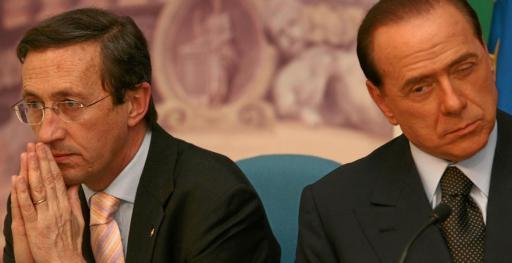 
 Fini: «Berlusconi illiberale, io resto»