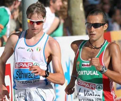 
 Alex Schwazer, a sinistra nella foto, si è ritirato nella 50 km di marcia