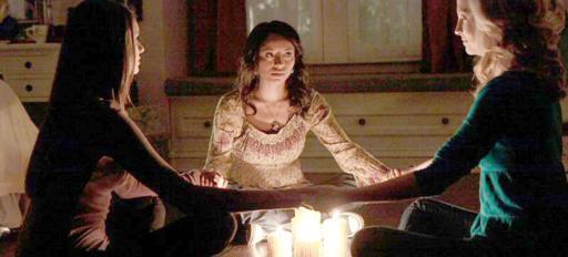 
 Seduta spiritica in una scena del telefilm The vampire diaries. Al «pendolo che scrive» sono dedicate, invece, le memorie di Giuseppe Crosa 