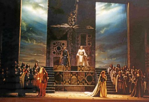 
 Una scena di «Tancredi» rappresentata al teatro Malibran di Venezia nel 2001