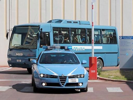 
 La polizia al Centro di identificazione ed espulsione di Bari