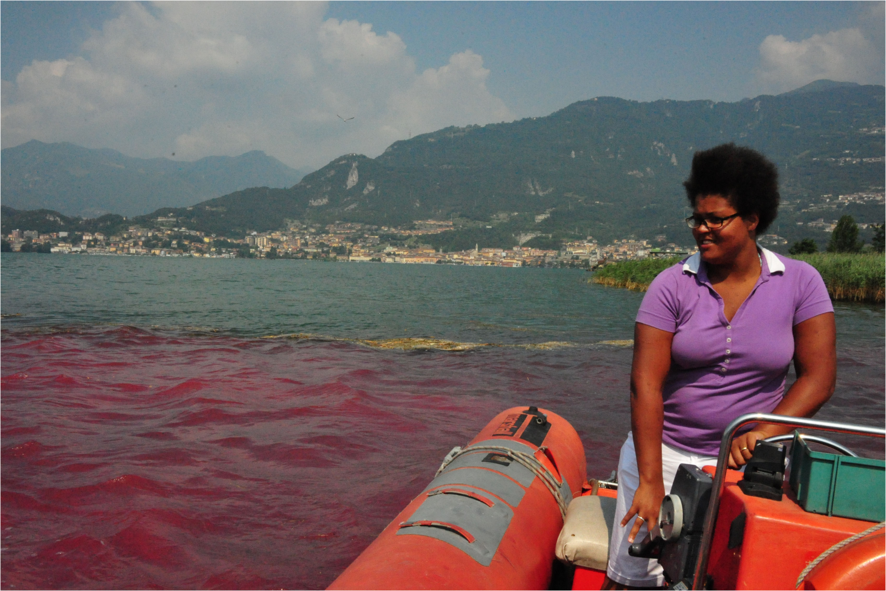 Il lago di tinge di rosso
