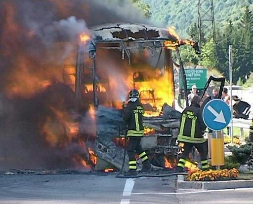 
 Il bus in fiamme contro il quale si è schiantata la moto|
 Cristian Fedriga