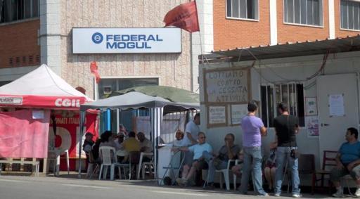 
 Il presidio dei lavoratori e della Fiom davanti alla Federal Mogul