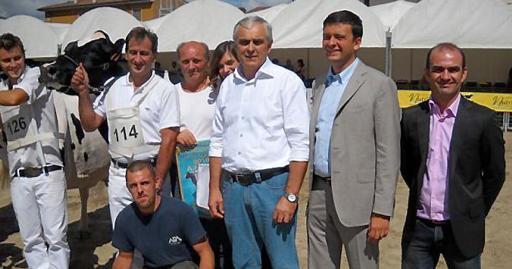 
 Una fase della premiazione con Germano Pè e il sindaco Andrea Ratti