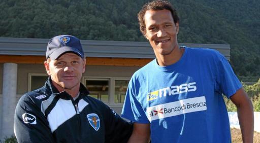 
 La stretta di mano tra l'allenatore Beppe Iachini e Jonathan Zebina allo stadio «Grilli» di Storo