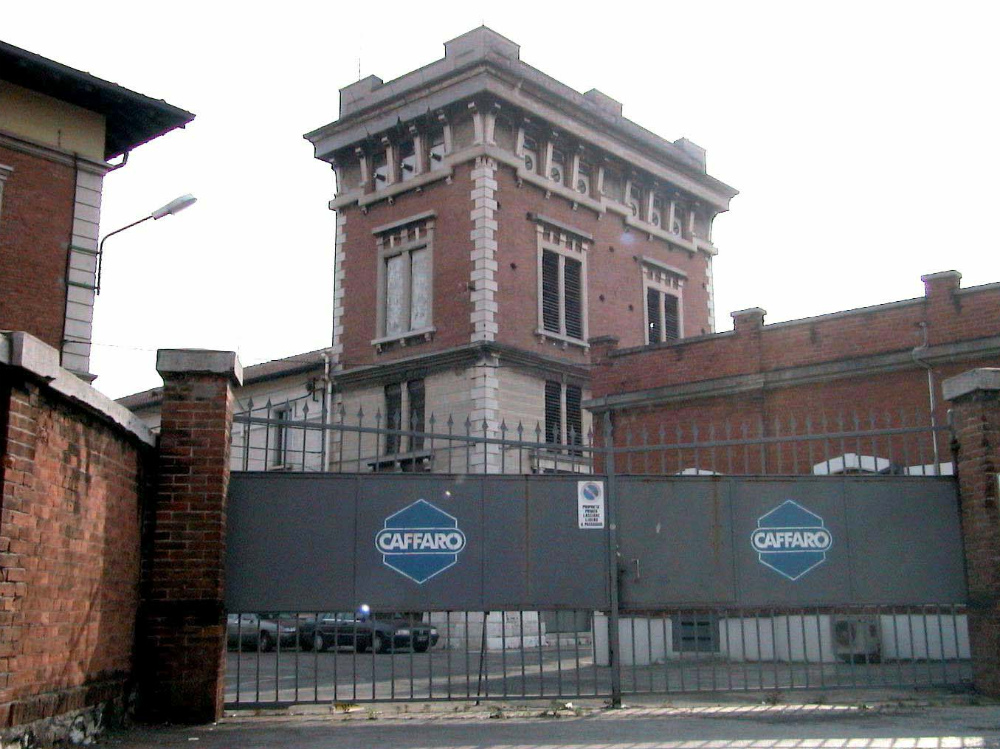 La «torretta» della Caffaro affacciata su via Milano    