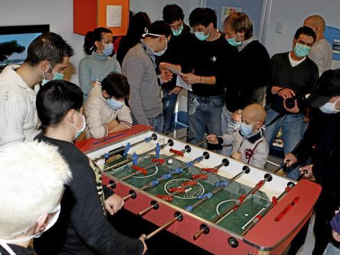 
 L'oncoematologia pediatrica del Civile durante una visita dei calciatori del Brescia, nella foto mentre giocano con alcuni piccoli pazienti