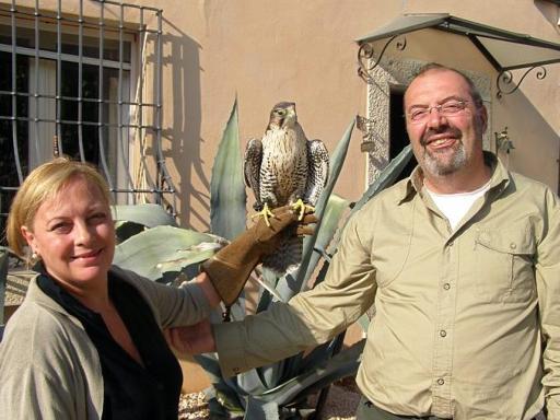 
 Franco Gaeti con la moglie Simona e uno dei suoi falchi lanari