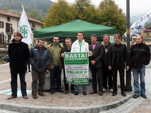 
 I rappresentanti della Lega Nord davanti al gazebo allestito ieri in piazza Zanardelli a Collio