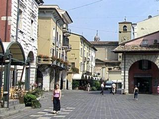 Desenzano, una veduta di piazza Malvezzi