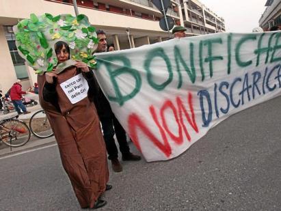 Lo striscione «inalberato», è proprio il caso di dire, dai manifestanti FOTOLIVE