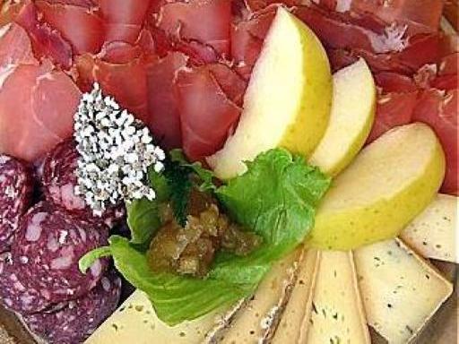 Salumi e formaggi protagonisti